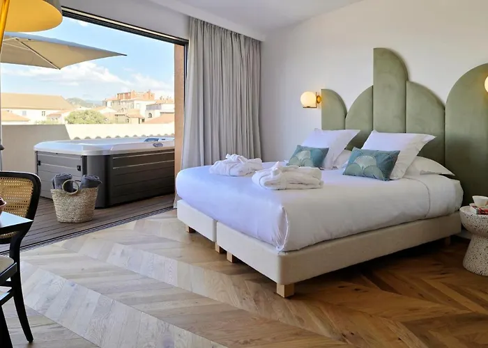 Hotel & Rocabella LʼÎle-Rousse